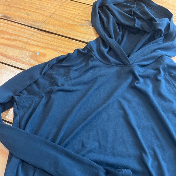 (513) UNDER ARMOUR TOP - Picture 3 of 6